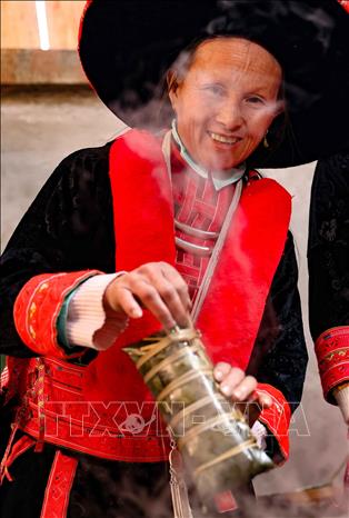 Chiếc bánh chưng do người Dao tự làm ra, mang bản sắc văn hóa, tập quán canh tác trên nương cạn. Ảnh: Thanh Tùng - TTXVN 